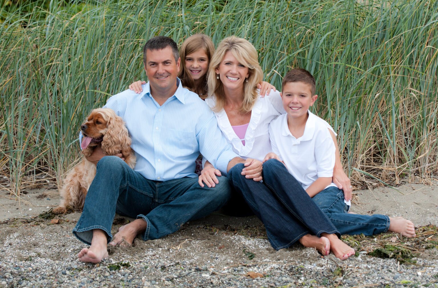 A picture of a family that has gotten family dental services from Kvinsland.